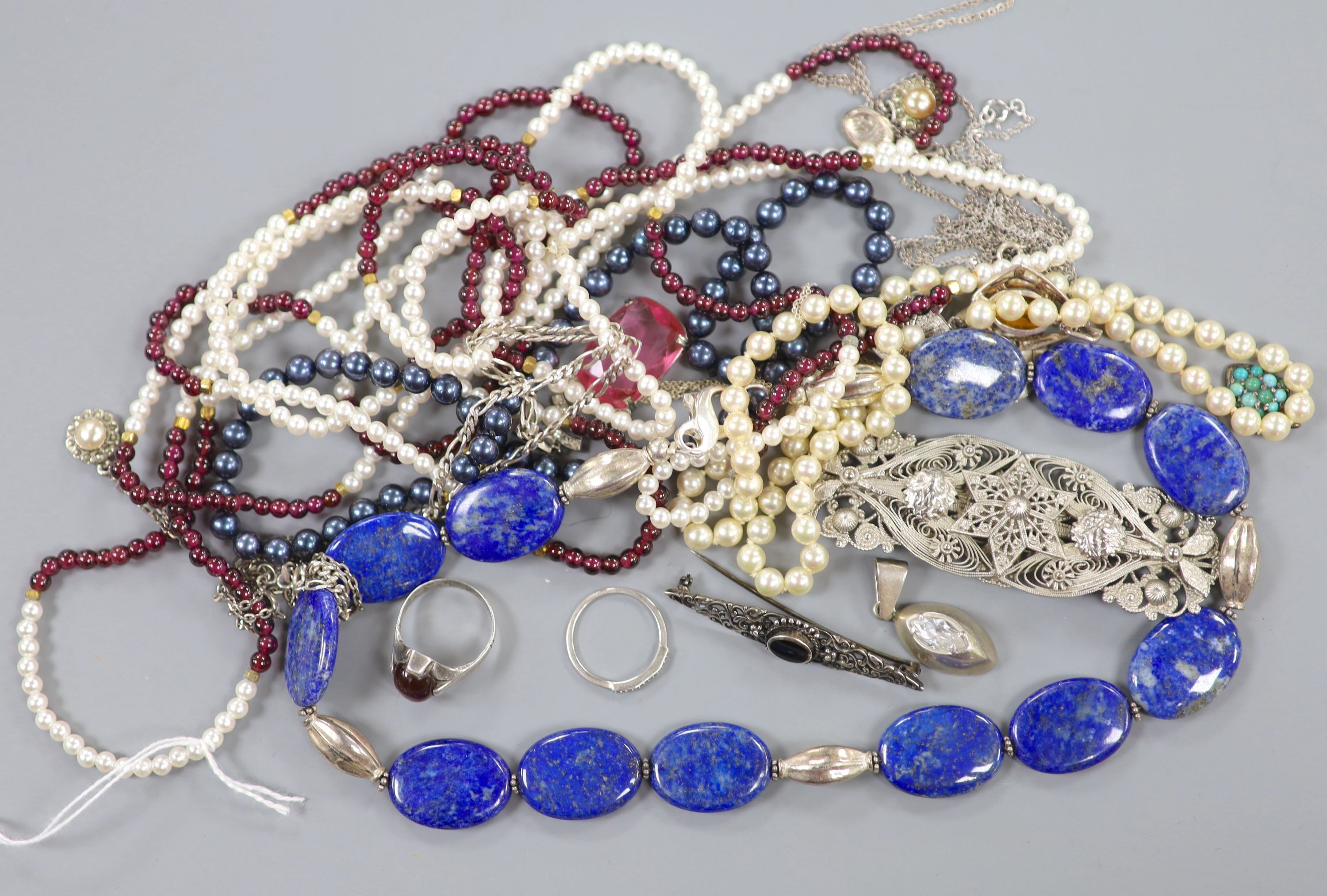 A lapis lazuli necklace and other minor jewellery including modern garnet and cultured pearl necklace, brooches, pendants, etc.